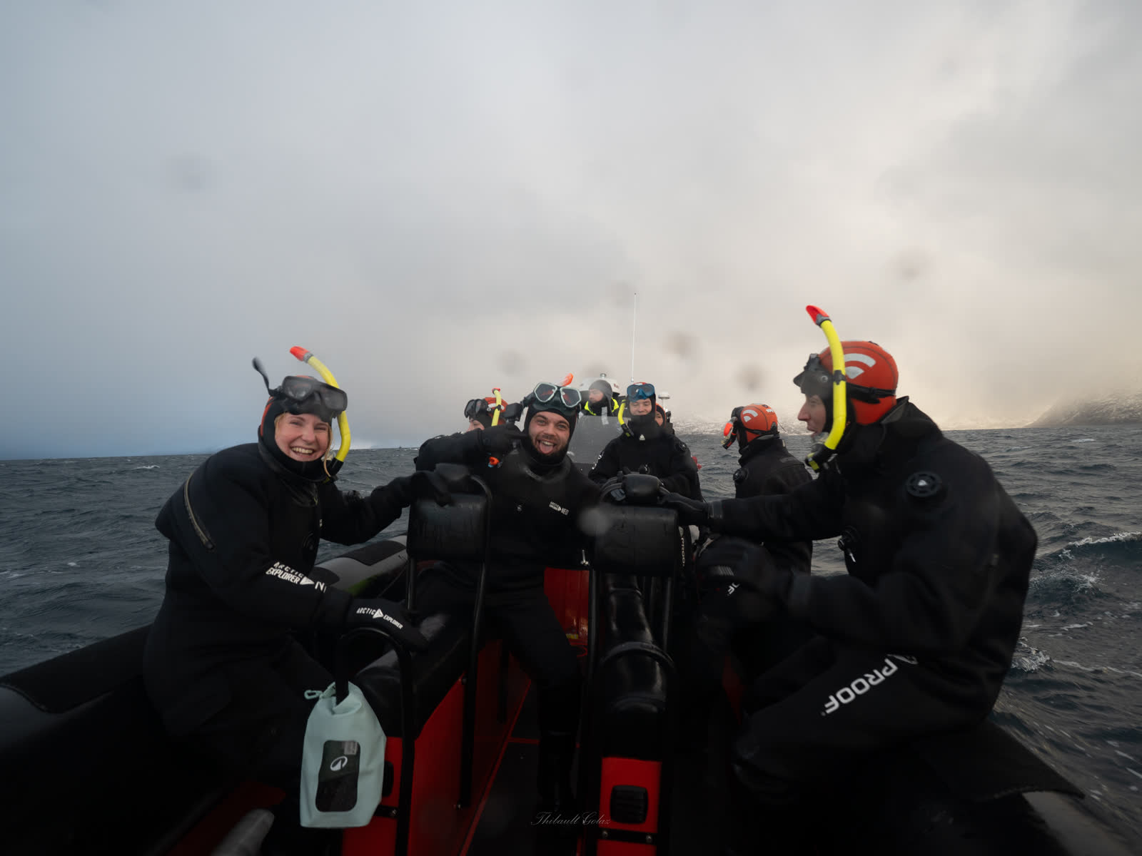 Les participants en combinaison étanche, masque et tuba, à bord du bateau semi-rigide